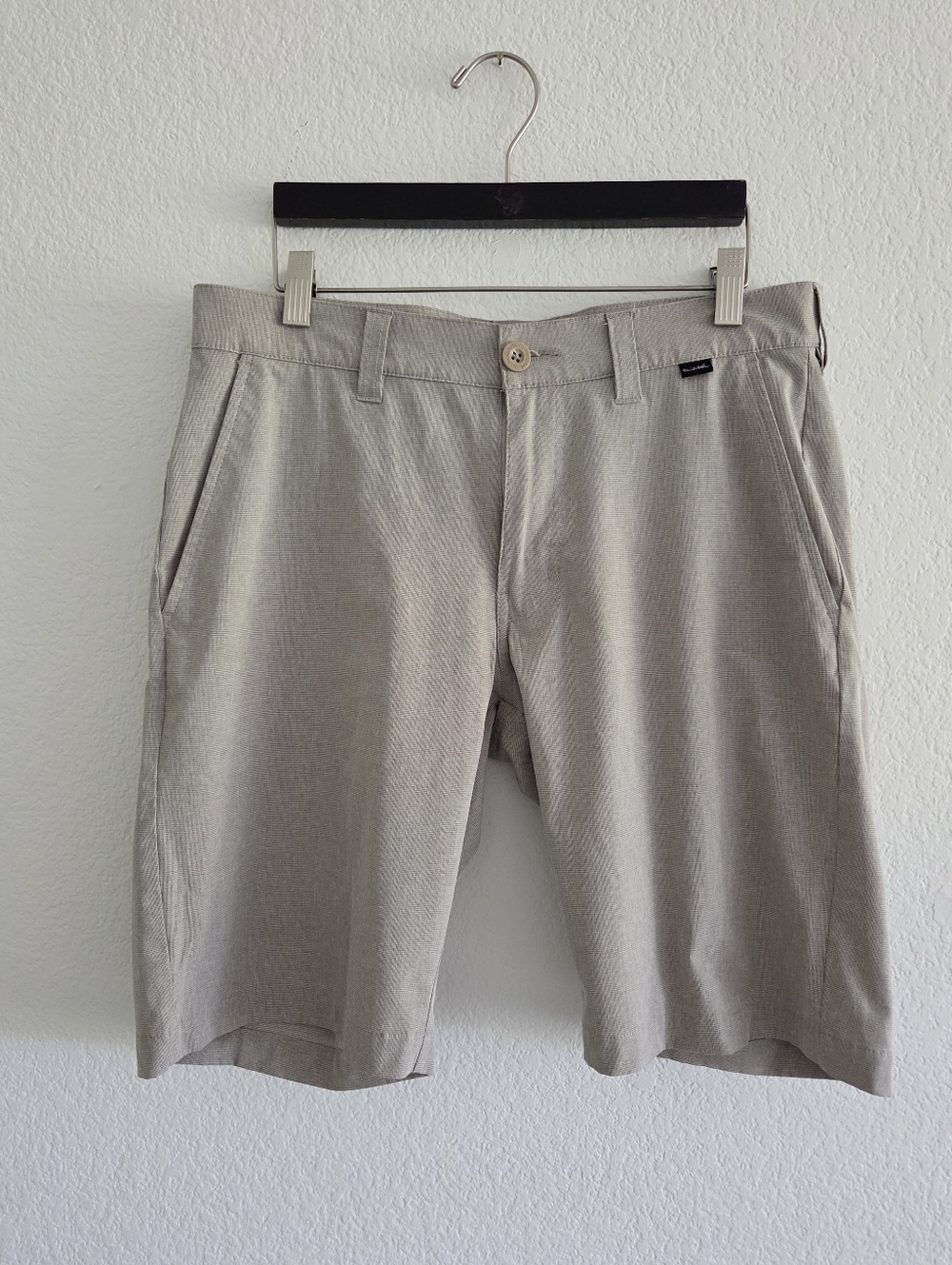 Travis Mathew Shorts Mens Size 30 Tan 10" Inseam Golf Casual Performance EUC